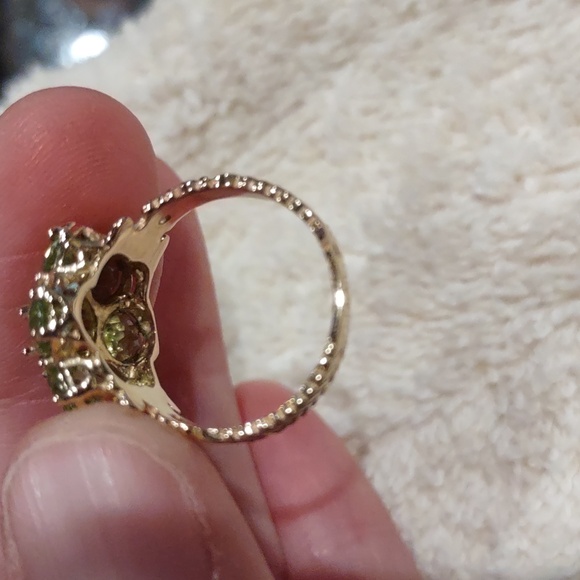 Peridot ring set in 10kt yellow gold - Picture 11 of 12